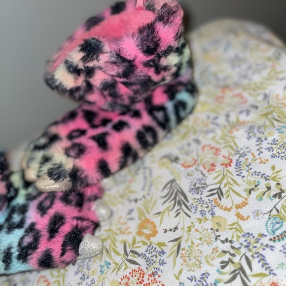 ✨ 5/$25 ✨ Wonder Nation Girls’ Monster Slippers - Size 7-8 - Picture 3 of 4